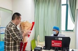 Người cha vượt đường xa tìm lại bác sĩ cứu con gái 30 năm trước để trả ơn