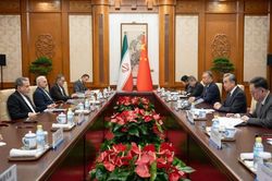 Ngoại trưởng Iran - Trung Quốc hội đàm, tàu Pháp bị tấn công ở Hormuz