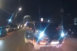 Hành vi bất thường của tài xế ô tô khiến loạt xe phải 'chôn chân' trên quốc lộ