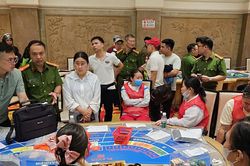 Đột kích sòng bạc 'núp bóng' khu vui chơi, bắt quả tang 80 người, thu giữ hơn 300 tỷ