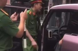 Đỗ ô tô sai quy định, nữ tài xế ở Hà Nội còn lớn tiếng với cảnh sát
