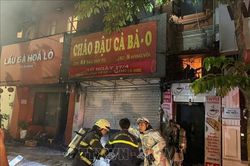 Kịp thời cứu 4 người trong đám cháy tại phố Hàng Vôi