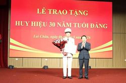 Lễ công bố quyết định và trao tặng Huy hiệu 30 năm tuổi Đảng