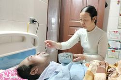 Ánh mắt cầu cứu của người thợ điện ngã mái nhà, phải mở hộp sọ để giữ mạng sống