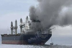 Tàu chở hàng ở eo biển Hormuz trúng vật thể lạ