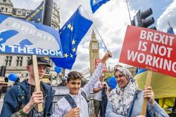 Một thập kỷ Brexit: Cổ phiếu và đồng Bảng Anh 'hụt hơi' so với Phố Wall và châu Âu