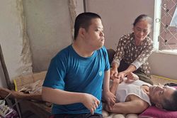 Nỗi cơ cực của người phụ nữ U70 nuôi con mắc bệnh Down, chồng liệt nửa người