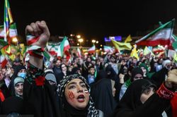 Mỹ chờ phản hồi của Tehran, người Iran tuần hành rầm rộ ủng hộ chính phủ
