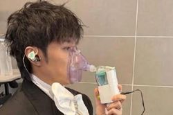 Ca sĩ Cổ Cự Cơ kiệt sức, ho ra máu và phải thở oxy