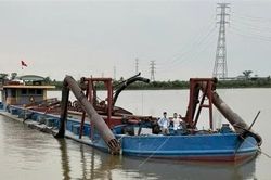 Tìm chủ chiếc tàu khai thác cát trái phép trên sông Hồng