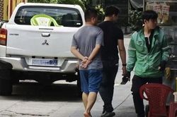 Truy bắt nhanh kẻ ném chai xăng phóng hỏa và đâm người bị thương