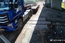 Đắk Lắk: Xe đầu kéo vượt qua đường sắt tông gãy cần chắn