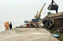 Phối hợp tuần tra sông Hồng, Cảnh sát xử lý bến vật liệu không phép