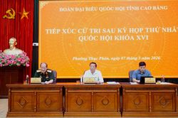 Bộ trưởng Bộ x&acirc;y dựng Trần Hồng Minh tiếp x&uacute;c cử tri tại phường Thục Ph&aacute;n