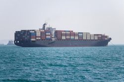 Tàu chở dầu của Trung Quốc lần đầu bị tấn công gần eo biển Hormuz