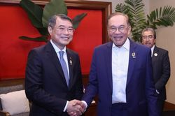 Thủ tướng Lê Minh Hưng gặp Thủ tướng Malaysia Anwar Ibrahim