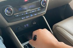 Tôi có thói quen đặt tay lên cần số xe số tự động, có nên bỏ?