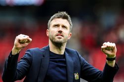 Michael Carrick gây sức ép lên ban lãnh đạo MU