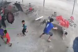 Cơn dông bất ngờ quét qua trường học, bàn bị thổi bay, va vào học sinh