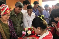 Người dân Bản Xèo được hỗ trợ tiếp cận dịch vụ số