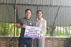 Gia đình bé trai Đặng Hoàng Đức nhận hơn 68 triệu đồng từ bạn đọc