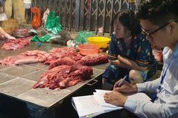 Rạng sáng, đột kích 'điểm nóng' thịt, xương bò vỉa hè ở Hà Nội