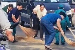Bí thư phường ở TPHCM 'xắn tay' cùng dân quân xử lý dầu loang trên đường