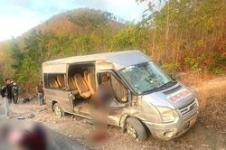 Ô tô bất ngờ nổ lốp, mất lái trên quốc lộ, người ngồi ghế phụ tử vong