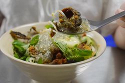 Khách Mỹ thử 6 quán Michelin ở Hà Nội, mê nhất món có nguyên liệu 'nhìn khó nuốt'