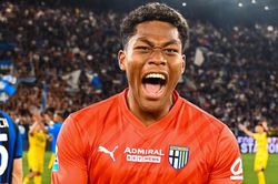 Tin tức về chuyển nhượng 8/5: MU ký Zion Suzuki, Barca lấy Gordon