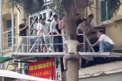 Sự thật clip nhiều người trèo lan can, đu cây rời casino ở Lạng Sơn