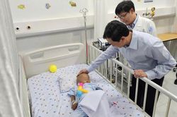 Câu nói nhói lòng khi tỉnh lại của bé 2 tuổi bị mẹ và nhân tình bạo hành dã man
