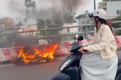Xe máy cháy ngùn ngụt trên cầu Bình Lợi đúng giờ tan tầm
