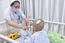 Bé trai 2 tuổi bị mẹ và cha dượng bạo hành sẽ được cấp giấy khai sinh trước 11/5