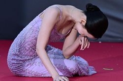 Diễn viên 'Những bác sĩ tài hoa' ngã 2 lần trên thảm đỏ