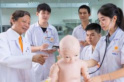 Xét tuyển ngành Y có môn Văn, Sử: Nguy cơ 'tuyển sinh một đường, đào tạo một nẻo'