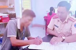 Từ phản ánh của người dân qua VNeTraffic, hai tài xế vượt ẩu và đi sai làn bị xử phạt