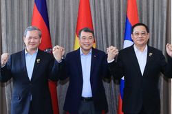 Thủ tướng Việt Nam - Campuchia - L&agrave;o gặp b&ecirc;n lề cấp cao ASEAN