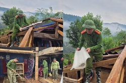 C&ocirc;ng an x&atilde; Bản M&aacute;y gi&uacute;p d&acirc;n khắc phục hậu quả gi&ocirc;ng lốc