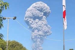 Núi lửa Indonesia phun trào tạo cột tro 10km, ít nhất ba người thiệt mạng