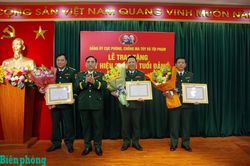 Đảng ủy Cục Phòng, chống ma túy và tội phạm Bộ đội Biên phòng trao tặng Huy hiệu 30 năm tuổi Đảng
