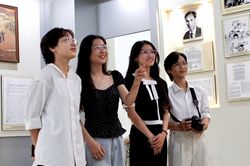 Người dân xúc động ngắm Bảo tàng Hồ Chí Minh trước khi tạm đóng cửa để mở rộng