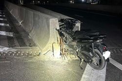 Đâm vào khối bê tông trên cao tốc, nam thanh niên văng khỏi cầu vượt tử vong