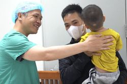 Phó giáo sư đến tận nhà năn nỉ gia đình cho con đi mổ cấp cứu