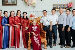 Nhớ lời cha trăng trối, 14 anh em ở An Giang hết lòng hiếu thuận với mẹ già