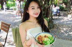 Khách Hàn thử quán xôi 'nhà giàu' ở TPHCM, xuýt xoa muốn ra Hà Nội ngay