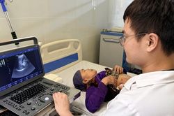 40 y bác sĩ khám bệnh miễn phí cho người có công, gia đình chính sách ở Hà Nội