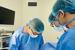 Nam thanh niên phải đi cấp cứu sau khi nhờ thợ cắt tóc làm thủ thuật vùng kín