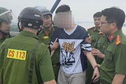 Cảnh sát phản ứng nhanh ngăn nam thanh niên định tự tử trên cầu Nhật Tân