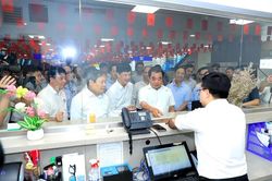 Bí thư và Chủ tịch Hà Nội trải nghiệm vé điện tử sinh trắc học trên metro